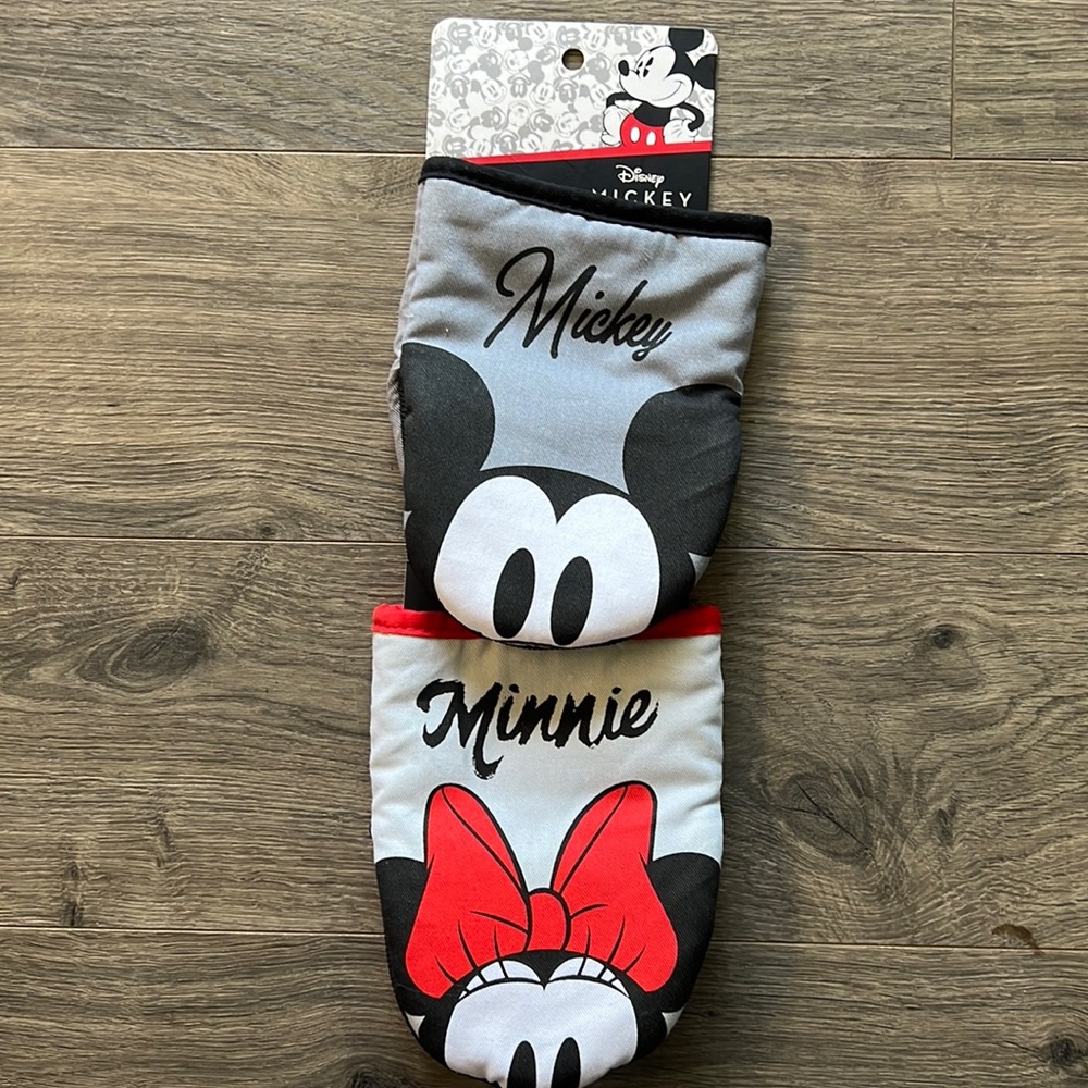 Set of Mickey and Minnie oversized mini mitts